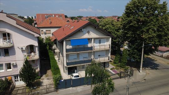 Dve kuće sa postojećim prihodom od zakupa, Zemun