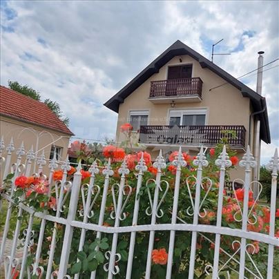 Kuca 225m2, pomocni objekat 153m2, 13.25 ari placa