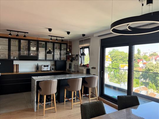 Luksuzan stan 196 m² u jednom nivou-Neimarski park