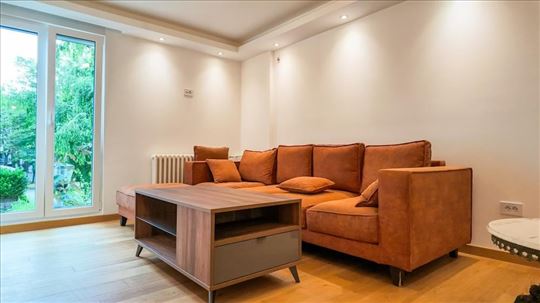 Luksuzno renoviran 3.0 stan , 2 terase, lift, Beža