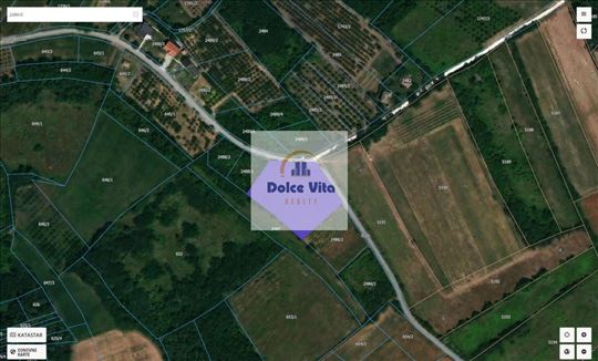 Otvoren pogled, na uzvišici, komunikacije uz plac