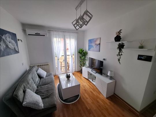 Smart stan, luks, uknjižen, novogradnja, namešten