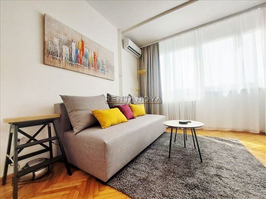 Vračar, Pravni fakultet, lux studio, ženskoj osobi