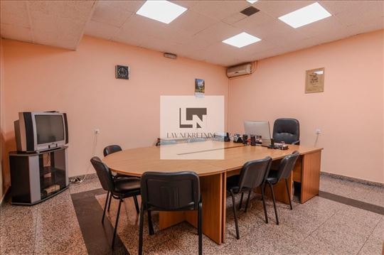 Izdaje se veći lokal sa kancelarijama na Savskom V