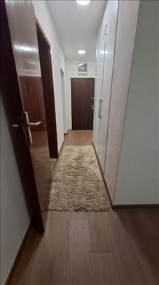 Odličan 2.0 u zgradi od crvene fasadne cigle