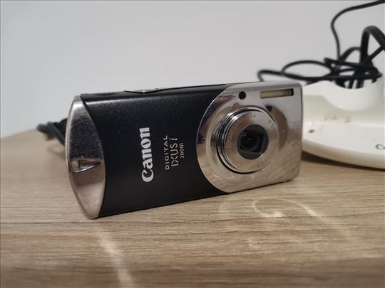 Stari neispravni Canon fotoaparat i ispravni punja