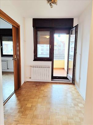 Bez ulaganja, odličan, 2.0, Zemun polje, uknjižen