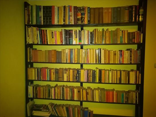 biblioteka kućna dosta različitih naslova