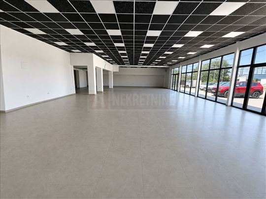 Poslovni prostor / Lokal 500m² - Surčin