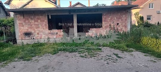 Prodajem plac sa zapocetom kucom