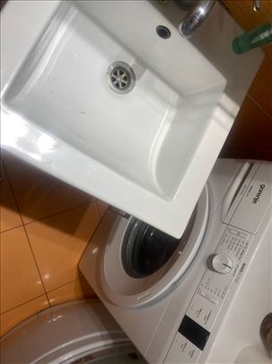 Umivaonik sa komodom, ogledalom + ves masina