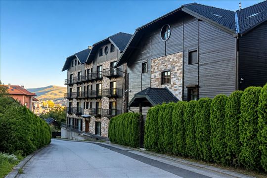 Green Hill, Lux 102 m2, dvorište, parking