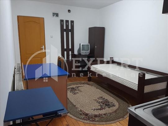 Izdaje se garsonjera 25m2 kod Pravnog fakulteta!