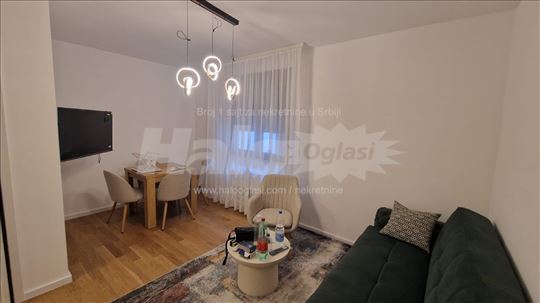 Prelep nov sa garažom. Vukov spomenik