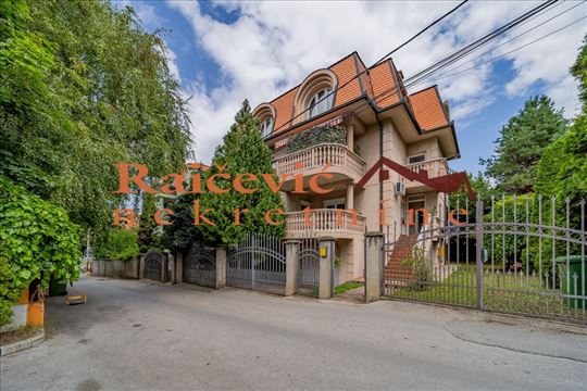 Fenomenalan 3.0 stan sa dvoristem i garazom!