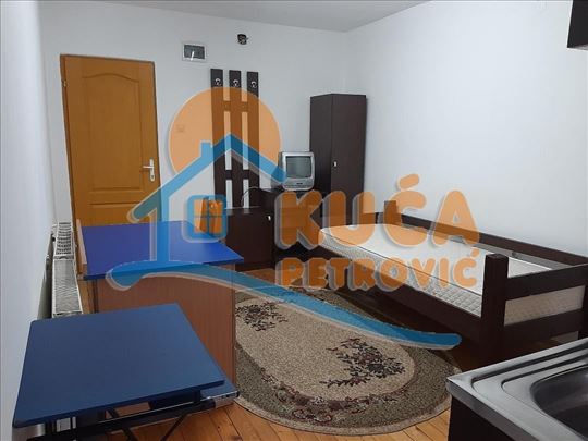 Izdaje se garsonjera 25m2 kod Pravnog fakulteta!