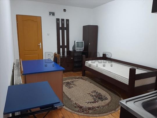 Izdaje se garsonjera 25m2 kod Pravnog fakulteta!