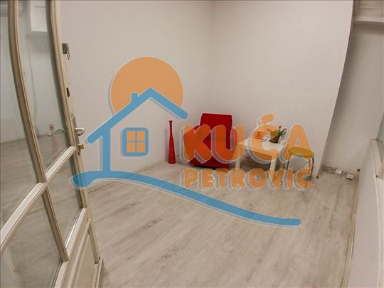 Izdaje se odličan lokal u Zoni III, 26m2, vidljiva