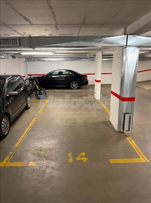 Izdajem 2 garazna mesta BANJICA Josipa Slav. 1b
