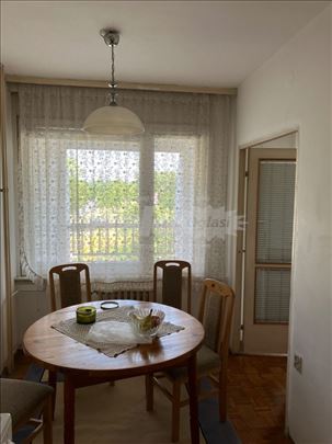 Izdajem namešten stan na odličnoj lokaciji