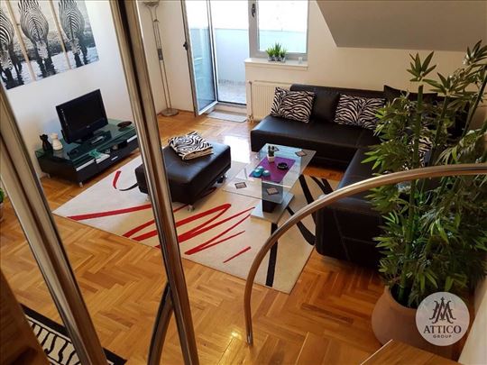 Kompletno namešten dvosoban duplex u centru Novog 