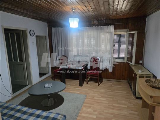 Konjarnik - prizemna kuća sa dvoriŝtem