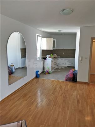 Povoljan nenamešten stan od 50 m2 (naselje Stepa)