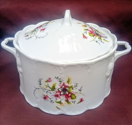Prelepa porcelanska posuda.