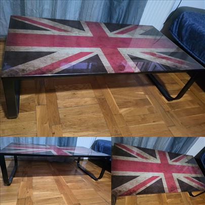 Stakleni sto sa zastavom Velike Britanije