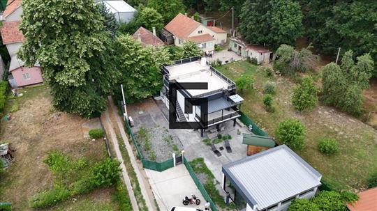 Kuća iz snova – bazen, đakuzi, sauna i velika krov