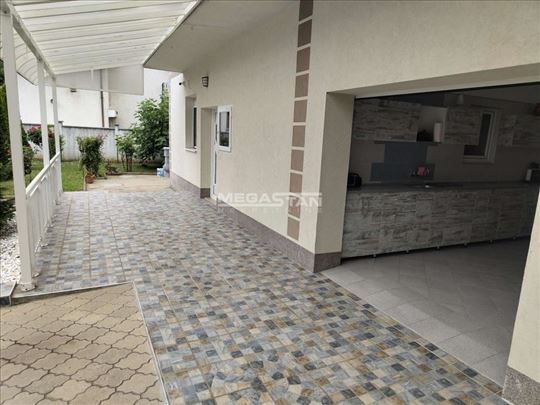 Leštane, 280m2, 7ari i poslovni prostor