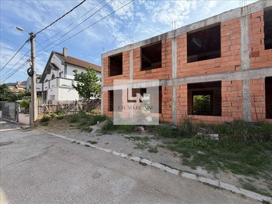 Prodaje se plac sa nedovršenom kućom