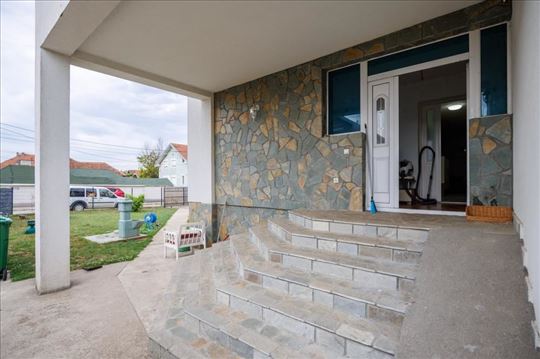 Moderna porodična kuća u Surčinu (350 m²) ID#1020
