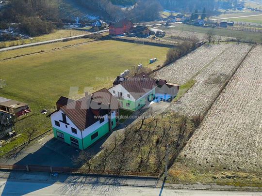 Porodično imanje: dve kuće sa placem u Sečoj Reci