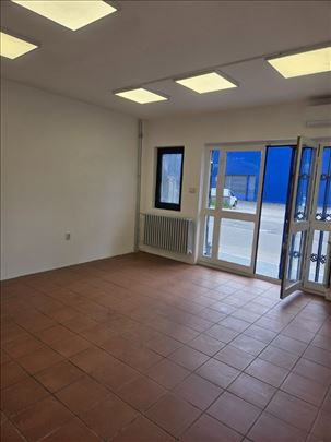 Trošarina, 34m2, sa velikim izlogom do ulice
