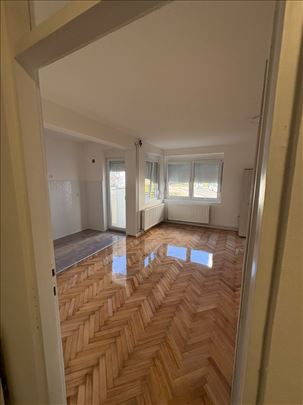 Uknjižen, renoviran, svetao i prostran stan 66 m2