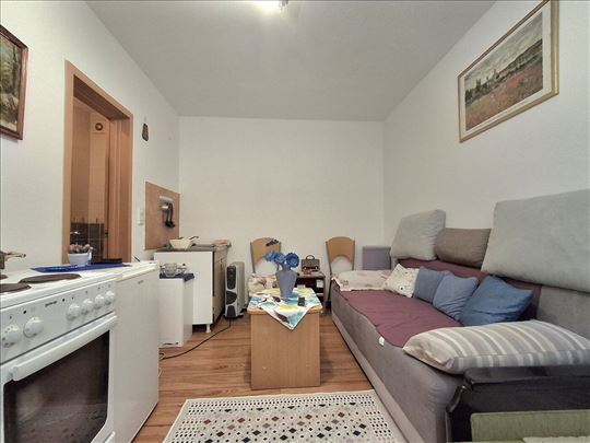 Uknjižena garsonjera u novijoj zgradi u Zemunu