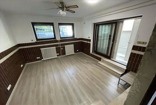 Renoviran 2.0-soban sa dvorištem