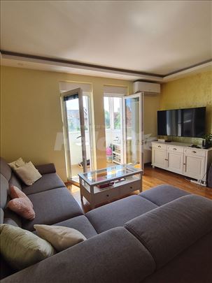 Na prodaju-Dvoiposoban duplex stan 84m2, Batajnica