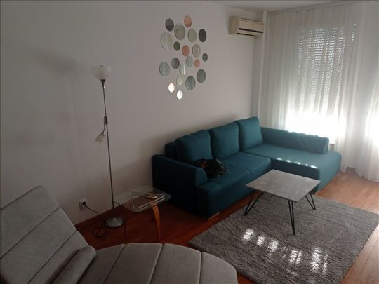 Belville pored TC Delta City, opremljen sa garazom