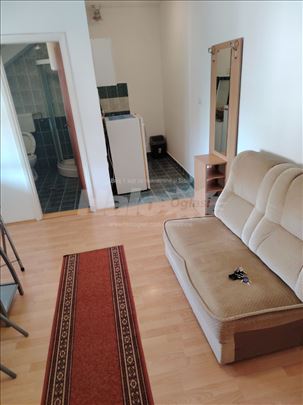 Izdajem dvosoban stan na Altini