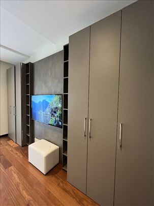 Komplet garderobernih ormana sa panelom za TV