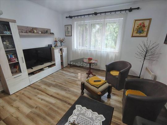 Mirna zgrada okružena zelenilom