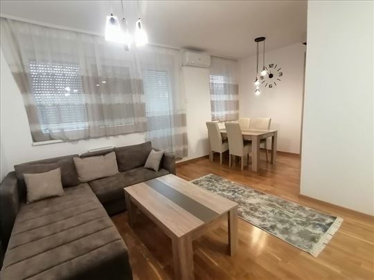 Namešten dvosoban stan 45m2, novije stvari 