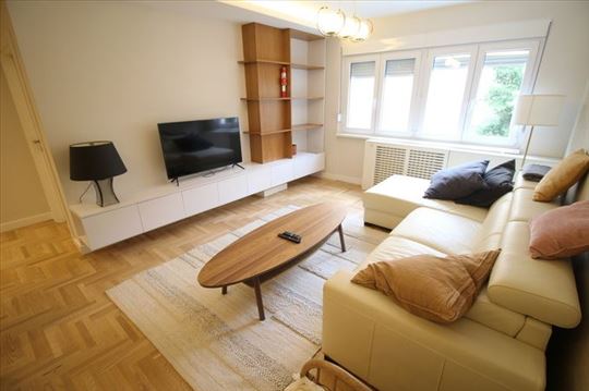 Pešačka zona, kompletno renoviran stan, ID 9464
