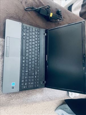 Samsung intel i3 2.1ghz 8gb ram, ssd.... Kao nov