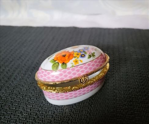 Satula nova porcelanska iz 70ih.godina.