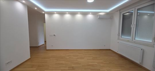 Trosoban prazan stan za kancelarije ili stanovanje