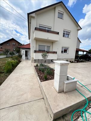 4.0 stan 85m², parking, dvorište, Miljakovac 3