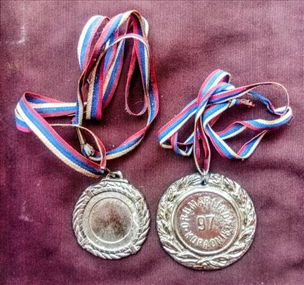 Dve stare medalje.